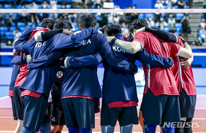 [서울=뉴시스] 정병혁 기자 = 31일 서울 송파구 잠실학생체육관에서 2022 국제배구연맹(FIVB) 발리볼챌린저컵 대한민국과 체코와의 3, 4위전 경기, 세트 스코어 3대2로 승리한 대한민국 선수들이 기뻐하고 있다. 2022.07.31. jhope@newsis.com