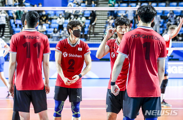 [서울=뉴시스] 정병혁 기자 = 31일 서울 송파구 잠실학생체육관에서 2022 국제배구연맹(FIVB) 발리볼챌린저컵 대한민국과 체코와의 3, 4위전 경기, 세트 스코어 3대2로 승리한 대한민국 선수들이 기뻐하고 있다. 2022.07.31. jhope@newsis.com