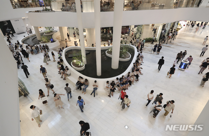 [서울=뉴시스] 김근수 기자 = 31일 오후 서울 시내의 한 대형 백화점에서 시민들이 주말 나들이를 즐기고 있다. 2022.07.31. ks@newsis.com