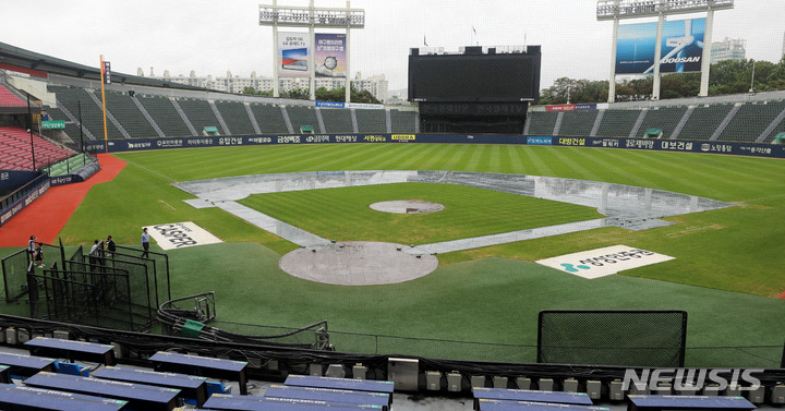 [서울=뉴시스] 추상철 기자 = '2022 KBO리그' KT위즈와 LG트윈스 경기가 우천 취소된 31일 오후 서울 송파구 잠실야구장이 방수포로 덮어져 있다. 2022.07.31. scchoo@newsis.com