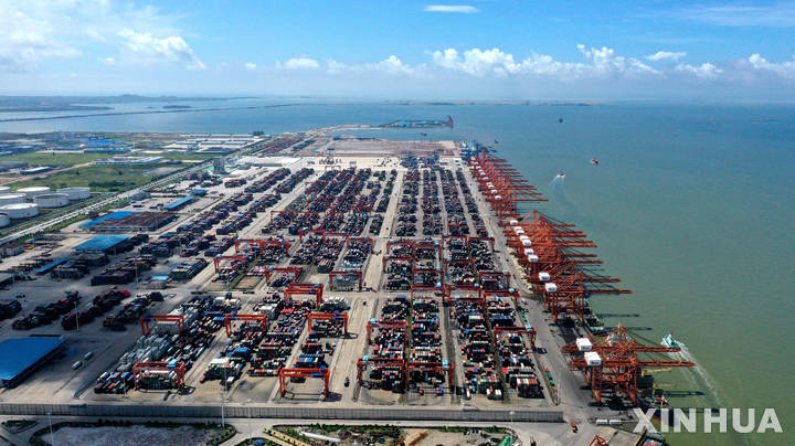 [난닝(중국)=신화/뉴시스]중국 무역 관련 자료 사진. 지난달 9일에 촬영된 이 항공 사진은 중국 남부 광시 좡족 자치구에 있는 친저우 항구의 컨테이너 터미널을 보여준다. 2017년에 개통된 신(新)국제육해무역회랑은 중국 서부 지방과 아세안 국가가 공동으로 건설한 무역 및 물류 통로이다. 2022.08.07.