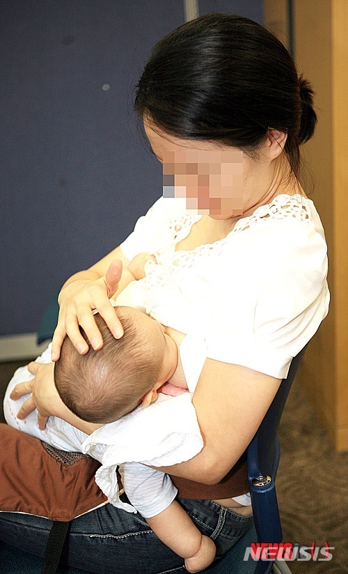 [서울=뉴시스]﻿﻿모유를 오래 먹이면 폐경이 시작되는 나이가 늦춰진다는 것을 시사하는 연구 결과가 국내에서 나왔다. 모유 수유는 여성의 총 생리 기간 연장에도 영향을 미쳤다. 사진은 모유수유 대회 참가자의 모습. (사진= 뉴시스DB) 2023.09.21. photo@newsis.com. 
