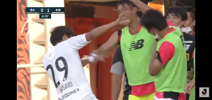 [서울=뉴시스]J리그 사간 도스 이와사키 유토 선수의 전반 4분 골 세리머니. 2022.08.01. (사진=J league International 유튜브 채널 영상 캡처) photo@newsis.com*재판매 및 DB 금지 *재판매 및 DB 금지