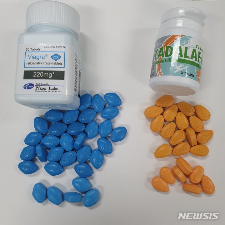 [제주=뉴시스] 오영재 기자 = 제주도자치경찰단이 서귀포시 소재 성인용품점에서 적발한 가짜 비아그라, 시알리스 제품 사진. (사진=제주도자치경찰단 제공) 2022.08.01. oyj4343@newsis.com