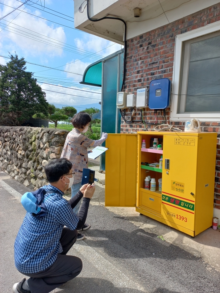 [장수=뉴시스] 한훈 기자 = 전북 장수군 보건의료원은 장수읍과 장계면, 산서면, 계남면, 계북면에 설치된 농약안전보관함을 찾아 농약을 적정하게 사용하고, 안전하게 보관하는지 모니터링을 실시했다고 1일 밝혔다.(사진=장수군 제공).2022.08.01.  photo@newsis.com *재판매 및 DB 금지