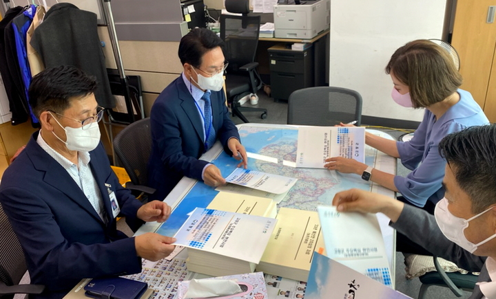 1일 기획재정부를 방문한 심덕섭 고창군수(왼쪽 두번째)가 부처 관계자를 만나 2023년 예산에 고창군 현안사업의 예산반영을 요청하고 있다. *재판매 및 DB 금지