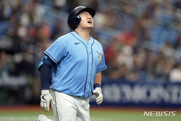 [세인트피터스버그=AP/뉴시스] 탬파베이 레이스의 최지만이 1일(한국시간) 미국 플로리다주 세인트피터스버그의 트로피카나 필드에서 열린 클리블랜드 가디언즈와 2022 MLB 홈경기에서 4회말 1사 만루 상황에서 때린 안타성 타구가 중견수에게 잡히며 희생플라이에 그치자 아쉬워하고 있다. 2022.08.01.