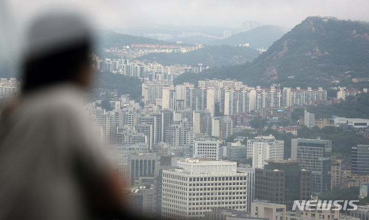 [서울=뉴시스]서울 중구 남산공원에서 바라본 도심 아파트 단지 모습. (뉴시스DB)