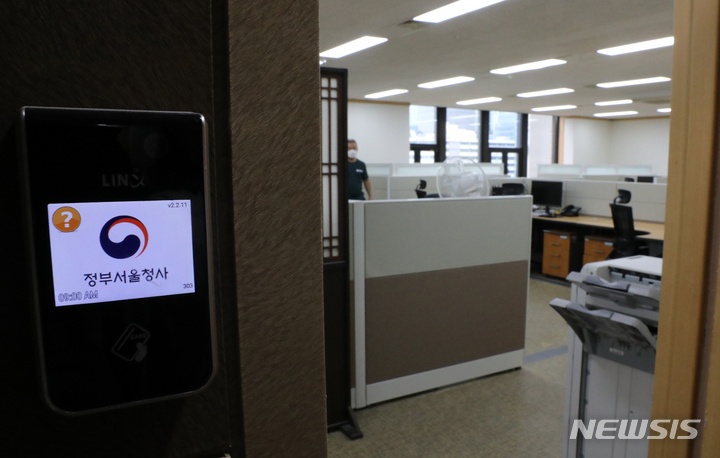 [서울=뉴시스] 김명원 기자 = 지난 1일 오전 서울 종로구 정부서울청사에서 행정안전부 경찰국 사무실이 준비되고 있다. 행정안전부 경찰국은 2일 공식 출범한다. 2022.08.01. kmx1105@newsis.com