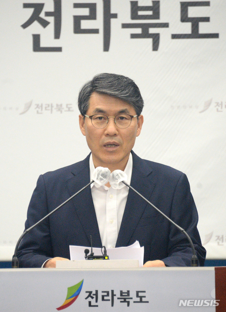 [전주=뉴시스] 김얼 기자 = 조봉업 전라북도 행정부지사가 1일 전북 전주시 전북도청 기자회견장에서 민선 8기 조직개편안 브리핑을 열고 질의에 답변하고 있다. 2022.08.01. pmkeul@newsis.com