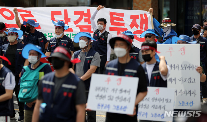 [서울=뉴시스] 백동현 기자 = 한국노총 전국자동차연맹 고속노동조합 동부고속지부 조합원들이 1일 오전 서울 서초구 고속버스터미널 앞에서 총파업 결의대회를 열고 있다. 동부고속지부는 지난달 27일 시작한 파업을 6일째 이어가고 있다. 2022.08.01. livertrent@newsis.com