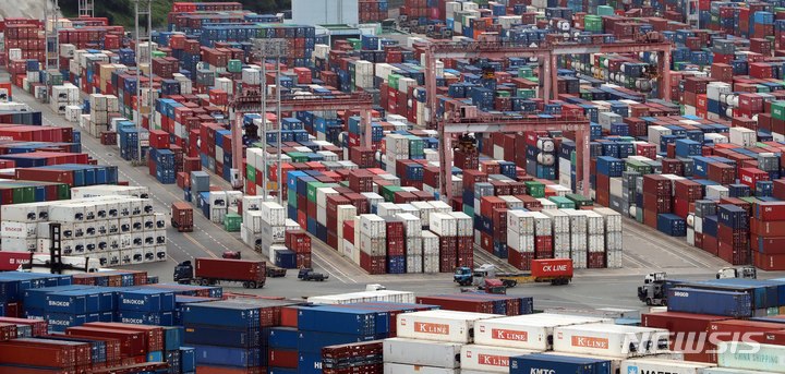 [부산=뉴시스] 하경민 기자 = 부산 남구 신선대부두 야적장에 컨테이너가 가득 쌓여 있다. 2022.08.01. yulnetphoto@newsis.com