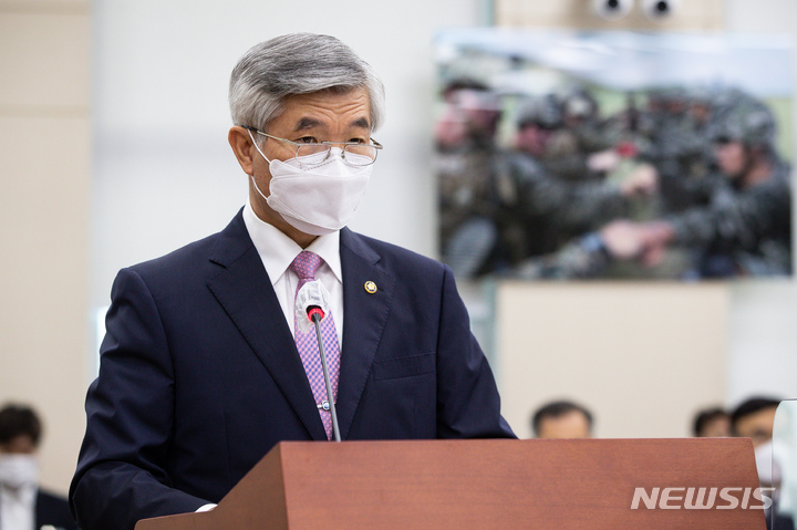 [서울=뉴시스] 김선웅 기자 = 이기식 병무청장이 1일 서울 여의도 국회에서 열린 국방위원회 전체회의에서 인사말을 하고 있다. (공동취재사진) 2022.08.01. photo@newsis.com