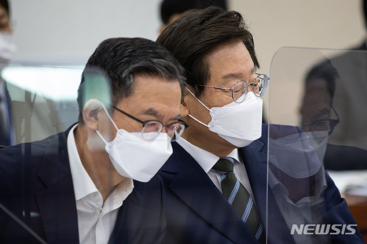 [서울=뉴시스] 김선웅 기자 = 이재명 더불어민주당 의원(오른쪽)과 정성호 의원이 1일 서울 여의도 국회에서 열린 국방위원회 전체회의에서 이야기를 나누고 있다. (공동취재사진) 2022.08.01. photo@newsis.com