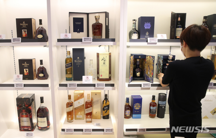 [서울=뉴시스] 고승민 기자 = 롯데면세점에 따르면 엔데믹 후 3개월(5-7월) 동안 내국인 구매 현황에서 위스키 매출이 큰 폭으로 상승한 것으로 알려졌다. 업계에선 '홈 바텐딩' 열풍과 함께 원부자재 가격 상승으로 위스키 출고가가 높아지면서 시중가 대비 70% 저렴한 면세점으로 구매력이 몰린 것으로 보고 있다. 사진은 1일 서울 롯데면세점 명동본점 해외주류 매장 모습. 2022.08.01. kkssmm99@newsis.com