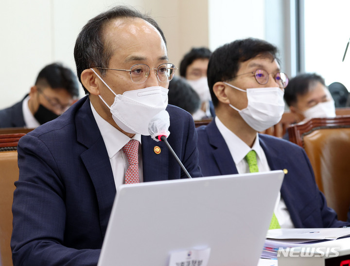 [서울=뉴시스] 김선웅 기자 = 추경호 부총리 겸 기획재정부 장관이 지난 1일 서울 여의도 국회에서 열린 기획재정위원회 전체회의에서 의원 질의에 답변하고 있다. (공동취재사진) 2022.08.01. photo@newsis.com