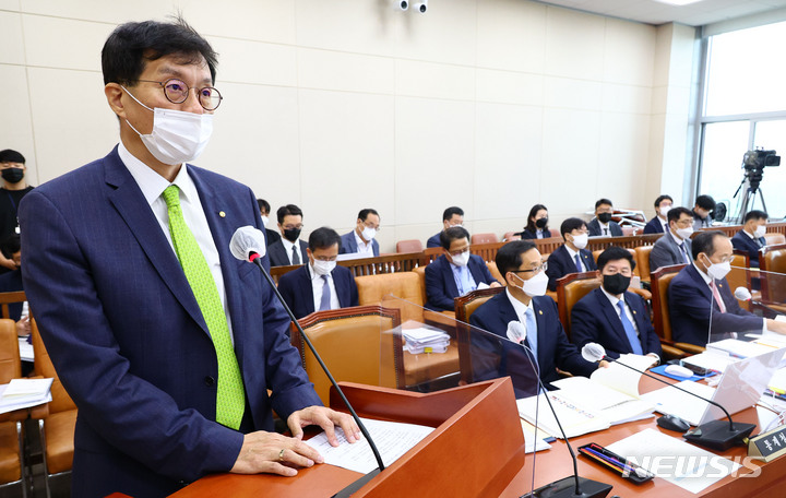 [서울=뉴시스] 김선웅 기자 = 이창용 한국은행 총재가 1일 서울 여의도 국회에서 열린 기획재정위원회 전체회의에서 업무보고를 하고 있다. (공동취재사진) 2022.08.01. photo@newsis.com