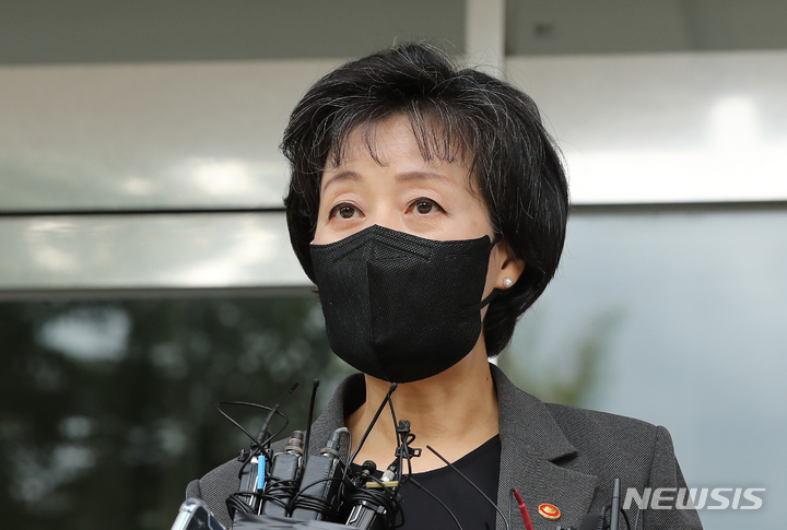 [서울=뉴시스] 김금보 기자 = 박순애 사회부총리 겸 교육부 장관이 지난 1일 오후 서울 영등포구 한국교육시설안전원 앞에서 초등학교 입학연령 하향과 관련한 취재진의 질문에 답하고 있다. 2022.08.08. kgb@newsis.com