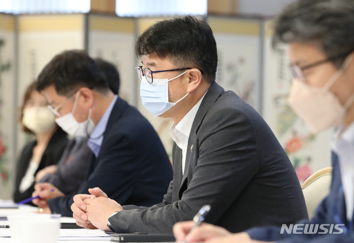 [서울=뉴시스] 김명원 기자 = 장상윤 교육부 차관이 지난달 1일 서울 종로구 정부서울청사에서 첨단산업 인재양성 특별 TF 2차 회의를 주재하며 발언하고 있다. 2022.09.02. kmx1105@newsis.com