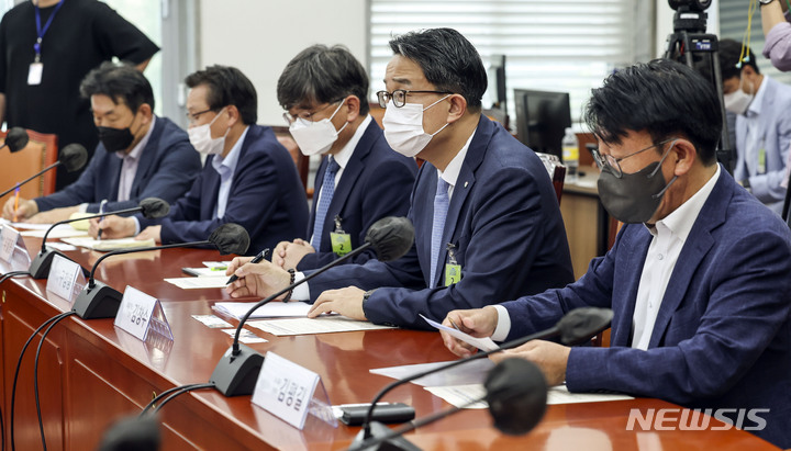 [서울=뉴시스] 전진환 기자 = 1일 서울 여의도 국회 더불어민주당 원내대표회의실에서 열린 고유가 국민고통 분담을 위한 정유업계 간담회에 참석한 관계자들이 박홍근 원내대표의 발언을 듣고 있다. (공동취재사진) 2022.08.01. photo@newsis.com