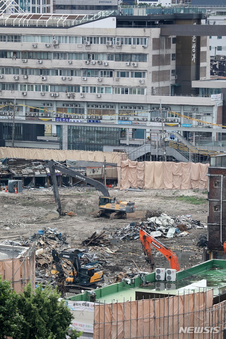 [서울=뉴시스] 백동현 기자 = 지난 31일 싱가포르 '마리나 원'을 방문한 오세훈 서울시장은 '화이트 사이트(White Site)' 제도의 장점을 용산이나 세운상가(지구) 등에 적용할 수 있으면 좋겠다고 밝혔다. '화이트 사이트'는 개발사업자가 별도 심의 없이 허용된 용적률 안에서 토지의 용도를 자유롭게 정할 수 있도록 한 제도다. 사진은 1일 오후 서울 종로구 세운재정비촉진지구 4구역 일대 모습. 2022.08.01. livertrent@newsis.com