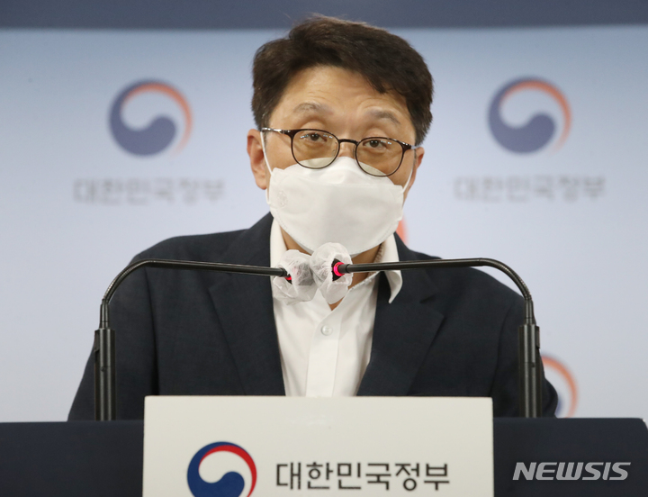 [서울=뉴시스] 김명원 기자 = 최우혁 과학기술정보통신부 전파정책국장이 1일 서울 종로구 정부서울청사에서 휴대용 선풍기 전자파 검증 결과를 브리핑하고 있다. 2022.08.01. kmx1105@newsis.com