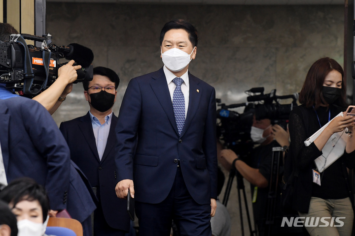 [서울=뉴시스] 김선웅 기자 = 김기현 국민의힘 의원이 지난 1일 오후 서울 여의도 국회에서 열린 의원총회에 참석하고 있다. (공동취재사진) 2022.08.01. photo@newsis.com