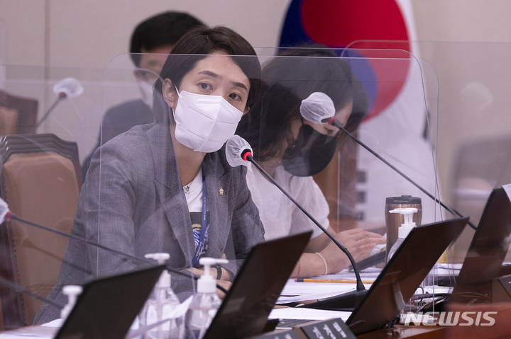 [서울=뉴시스] 고범준 기자 = 고민정 더불어민주당 의원이 1일 오후 서울 여의도 국회에서 열린 외교통일위원회 전체 회의에서 권영세 통일부 장관에게 질의를 하고 있다. (공동취재사진) 2022.08.01. photo@newsis.com