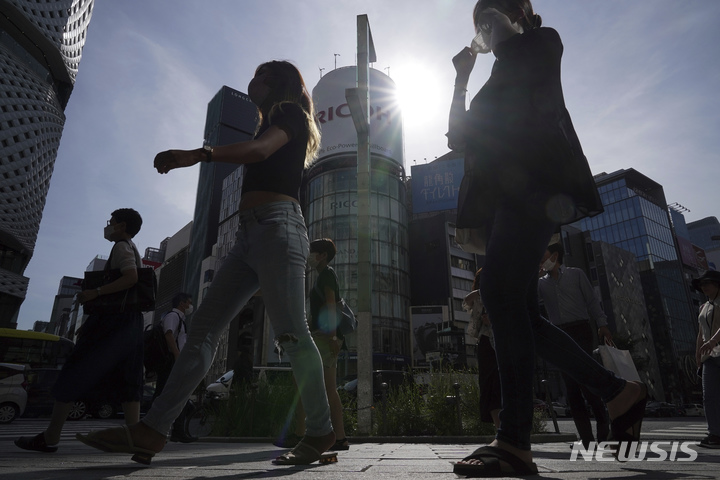 [도쿄=AP/뉴시스]코로나19 확산 방지를 위해 마스크를 쓴 사람들이 8월1일 도쿄의 한 횡단보도를 따라 걷고 있다. 2022.08.18.