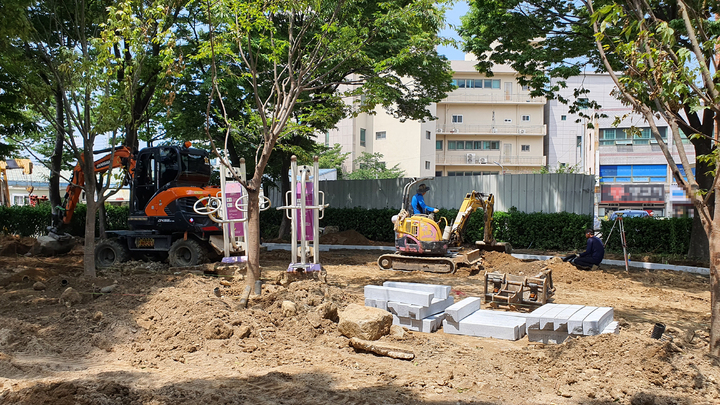 [부산=뉴시스] 부산 사하구 장림공원이 노인친화형 공원으로 새롭게 문을 연다. 8월말 개원을 앞두고 공사가 한장이다. (사진=부산시 제공) *재판매 및 DB 금지