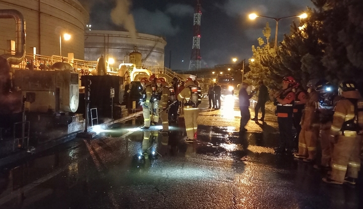 [울산=뉴시스] 박수지 기자 =2일 오전 울산시 울주군 온산공단에 위치한 석유화학업체 옥외탱크저장소에서 불이나 소방당국이 진화작업 중이다. 2022.08.02. (사진=울산소방본부 제공) photo@newsis.com *재판매 및 DB 금지