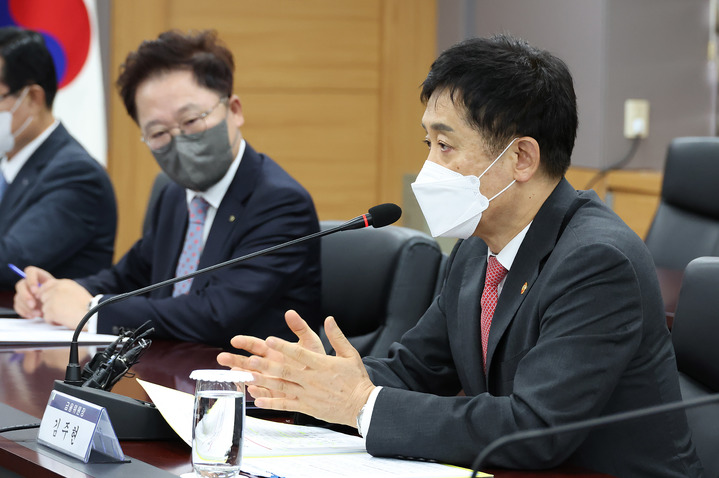 [서울=뉴시스] 김주현 금융위원장이 2일 서울 정부청사에서 정책금융기관장들과 간담회를 갖고 있다. (사진=금융위원회) photo@newsis.com *재판매 및 DB 금지