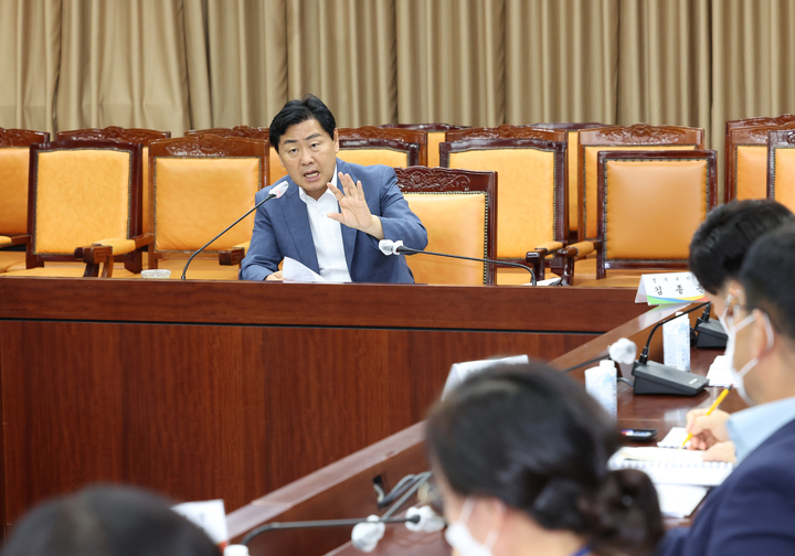 [전주=뉴시스] 김관영 전북지사는 2일 도청 종합상황실에서 일자리경제본부 소관 업무보고를 받으며 민생경제 살리기에 집중해 달라고 주문했다. 2022.08.02 (사진= 전라북도청 제공) *재판매 및 DB 금지