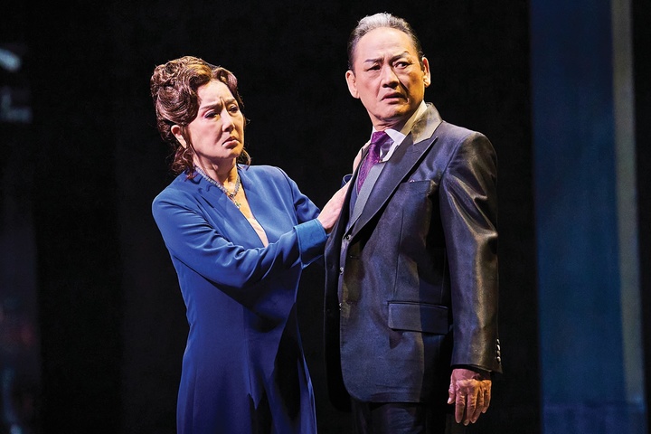 [서울=뉴시스]연극 '햄릿' 공연 사진. 왕비 '거투르드' 역의 김성녀와 햄릿의 숙부 '클로디어스' 역의 유인촌. (사진=신시컴퍼니 제공) 2022.08.02. photo@newsis.com *재판매 및 DB 금지