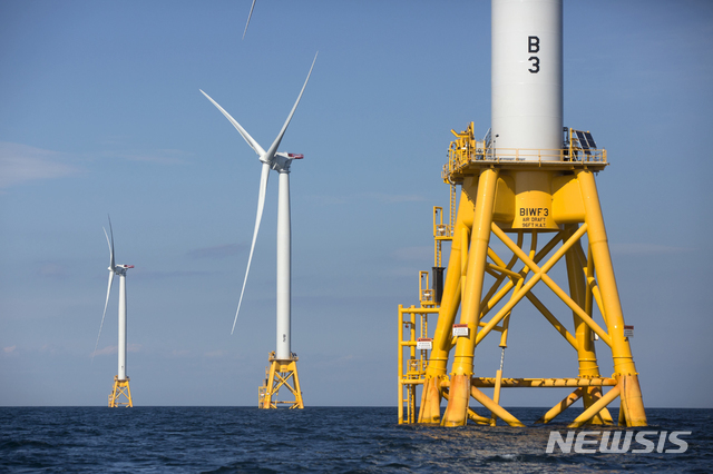 [마사스 비냐드(미 매사추세츠주)=AP/뉴시스] 매사추세츠주에 건설된 터빈 5개짜리 해상풍력단지. *재판매 및 DB 금지