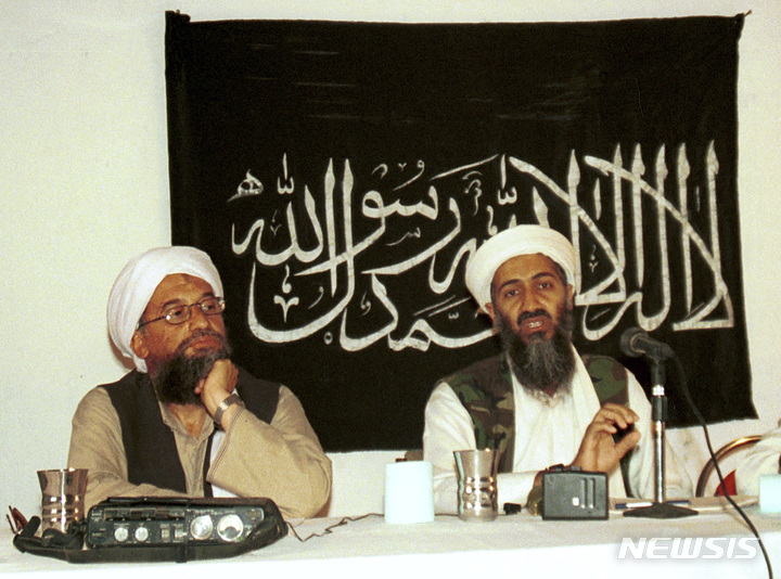 [워싱턴=AP/뉴시스] 오사마 빈 라덴과 함께 2001년 9.11 테러를 주도한 알카에다 지도자 아이만 알 자와히리가 지난 주말 미국의 드론 공격으로 사망했다고 미 언론이 1일(현지시간) 보도했다. 조 바이든 미국 대통령은 이날 밤 "성공적인 대테러작전"에 대해 언급할 것으로 알려졌다. 사진은 2004년 공개된 1998년 사진으로 알 자와히리(왼쪽)가 아프가니스탄에서 빈 라덴과 기자회견 하는 모습. 2022.08.02.
