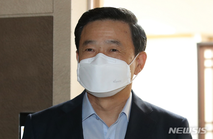 [서울=뉴시스] 김명원 기자 = 김순호 신임 행정안전부 경찰국장이 지난 2일 오전 서울 종로구 정부서울청사로 첫 출근을 하고 있다. 2022.08.02. kmx1105@newsis.com