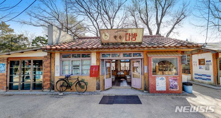 [서울=뉴시스] 추억의 거리 약속다방 외부. (사진=국립민속박물관 제공) 2022.08.02. photo@newsis.com