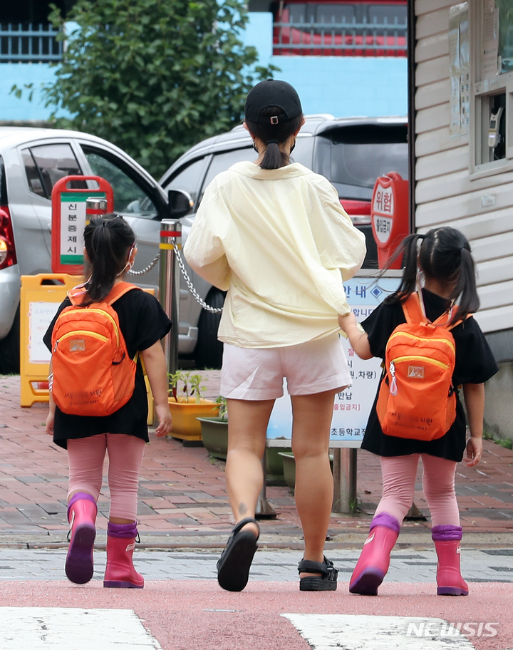 [서울=뉴시스] 김금보 기자 = 정부가 추진하는 초등학교 입학 연령 하향 학제개편안에 대한 찬반논란이 강해지고 있다. 2일 오전 서울 중구 한 유치원 앞에서 보호자가 자녀와 함께 등원하고 있다. 2022.08.02. kgb@newsis.com