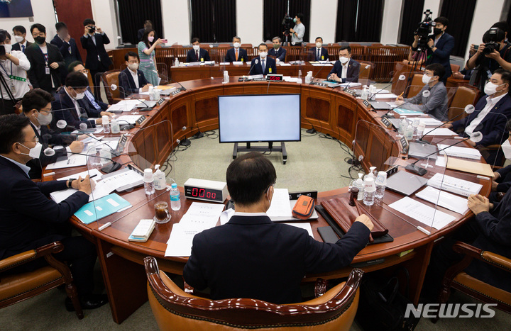 [서울=뉴시스] 김선웅 기자 = 조해진 국회 정보위원장이 2일 서울 여의도 국회에서 열린 정보위원회 전체회의에서 의사봉을 두드리고 있다. (공동취재사진) 2022.08.02. photo@newsis.com