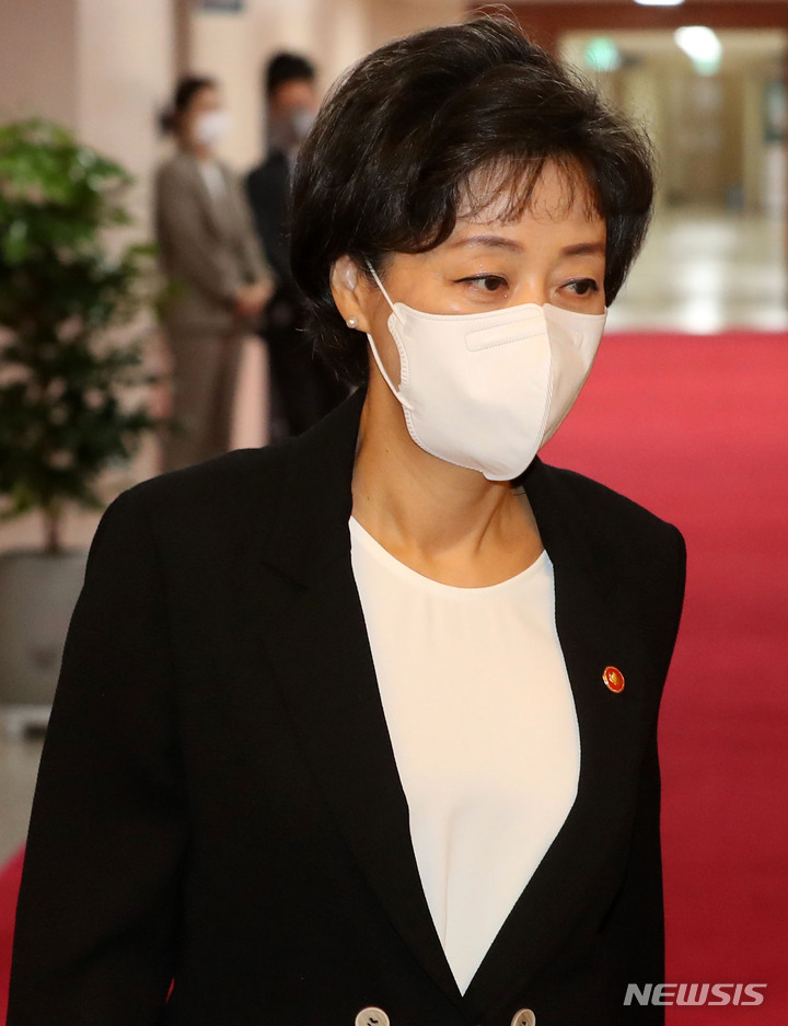 [서울=뉴시스] 배훈식 기자 = 박순애 사회부총리 겸 교육부 장관이 지난 2일 오전 서울 종로구 정부서울청사에서 열린 국무회의에 참석하고 있다. (공동취재사진) 2022.08.08. photo@newsis.com