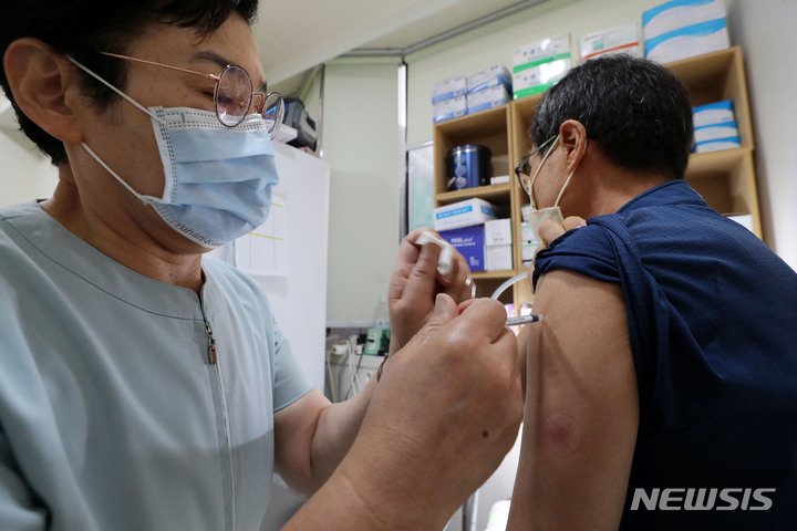 [서울=뉴시스] 백동현 기자 = 지난달 2일 오전 서울 시내 한 동네 병·의원에서 50대 시민이 코로나19 백신 4차 접종을 받고 있다. 2022.08.02. livertrent@newsis.com