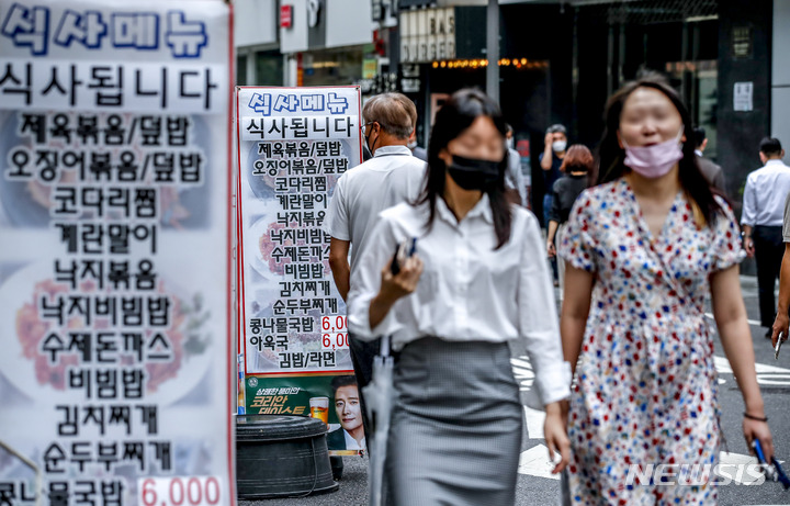 [서울=뉴시스] 정병혁 기자 = 근로자 식비 비과세 한도를 월 20만원(기존 10만원)으로 상향하는 소득세법 개정안이 2일 국회 본회의에서 의결될 예정이다.  서울 중구 다동·무교동 음식문화거리를 찾은 시민들이 점심식사를 위해 이동하고 있다. 해당 개정안은 2023년 1월1일부터 시행될 예정이다. 2022.08.02. jhope@newsis.com