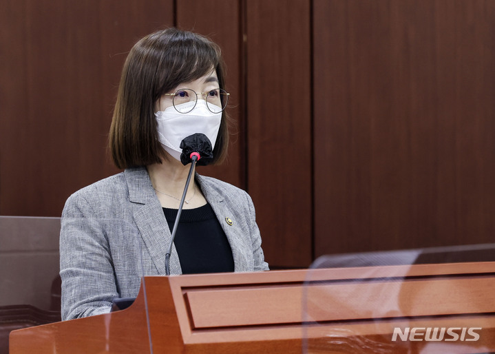 [서울=뉴시스] 고범준 기자 = 백경란 질병관리청장이 지난 2일 오전 서울 여의도 국회에서 열린 보건복지위 전체회의에서 업무보고를 하고 있다. (공동취재사진) 2022.08.16. photo@newsis.com