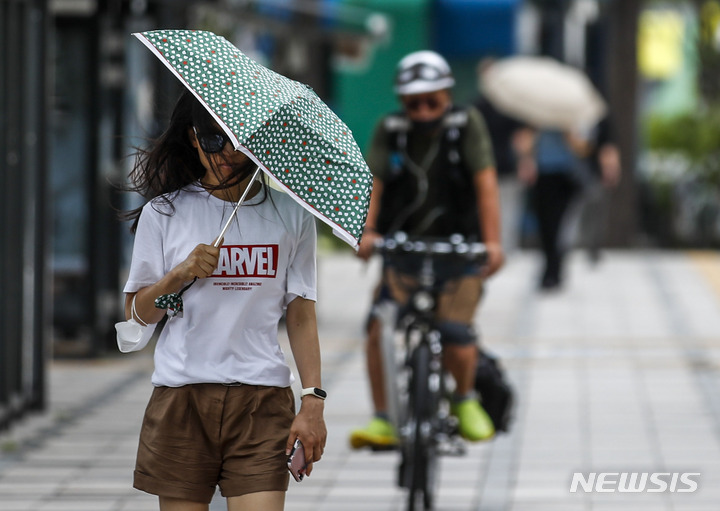 [서울=뉴시스] 정병혁 기자 = 흐린 날씨를 보인 지난 2일 오후 서울 중구 청계광장 인근에서 시민들이 강한 바람을 맞으며 이동하고 있다. 2022.08.02. jhope@newsis.com