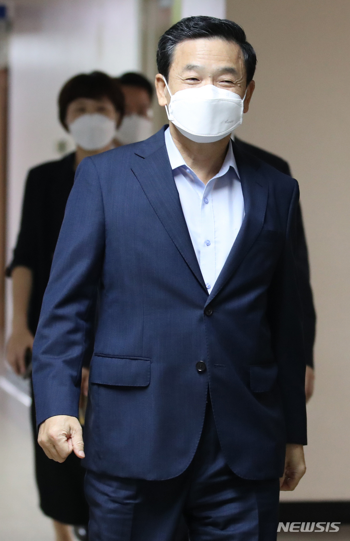 [서울=뉴시스] 김명원 기자 = 김순호 행정안전부 경찰국장과 행정안전부 방유진 인사지원과장, 우지완 자치경찰지원과장, 임철언 총괄지원과장이 2일 서울 종로구 정부서울청사에서 출입기자들과의 만남을 위해 회의실로 들어서고 있다. 2022.08.02. kmx1105@newsis.com