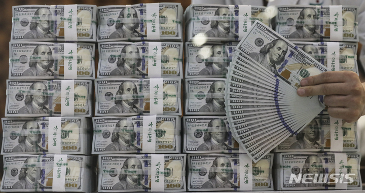 [서울=뉴시스] 김근수 기자 = 2일 서울 중구 하나은행 위변조대응센터에서 직원이 달러를 정리하고 있다. 2022.08.02. ks@newsis.com