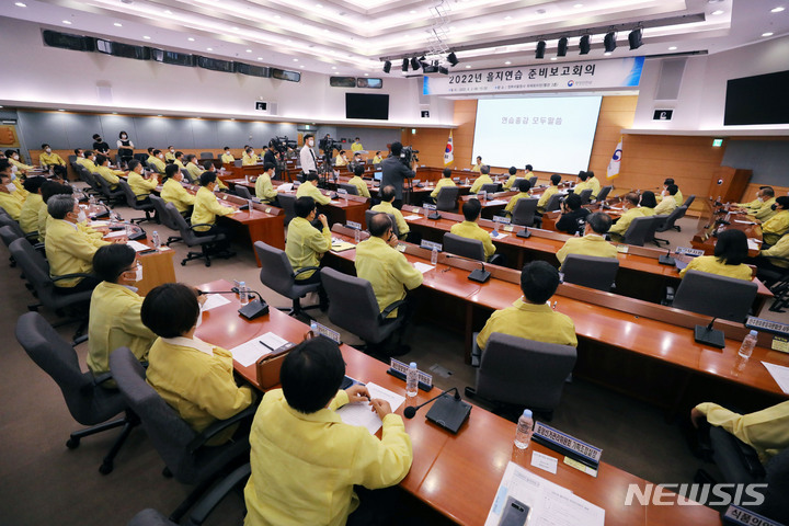 [서울=뉴시스] 한덕수 국무총리가 지난 2일 오후 서울 종로구 정부서울청사 별관에서 열린 2022 을지연습 준비보고회의를 주재하고 있다. 2022.08.02. dahora83@newsis.com