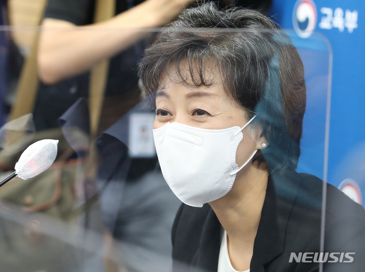 [서울=뉴시스] 김명원 기자 = 박순애 사회부총리 겸 교육부 장관이 지난 2일 서울 종로구 정부서울청사에서 취학연령 하향 관련 학부모 의견 수렴을 위해 참교육을위한전국학부모회, 전국학부모단체연합, 학교를사랑하는학부모모임 등 학부모 단체 간담회에 참석해 발언하고 있다. 2022.08.08. kmx1105@newsis.com