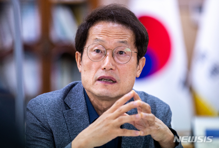 [서울=뉴시스] 정병혁 기자 =  조희연 서울시교육감이 지난 8월2일 오후 서울 종로구 서울시교육청 집무실에서 뉴시스와의 인터뷰를 하고 있다. 2022.10.08. jhope@newsis.com